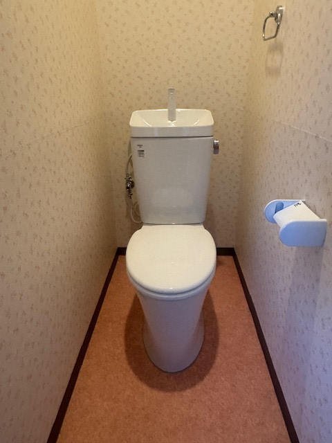 新光堂の桑名市江場の工場で和式トイレを洋式へ改修　段差解消と内装一新リフォーム工事事例の施工後の写真1