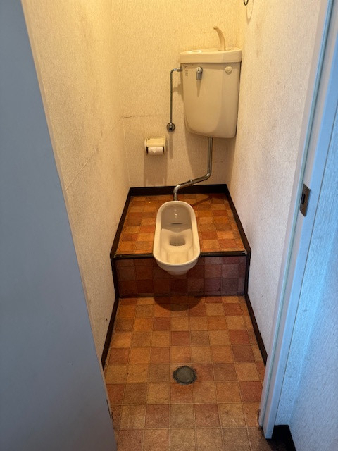 新光堂の桑名市江場の工場で和式トイレを洋式へ改修　段差解消と内装一新リフォーム工事事例の施工前の写真1