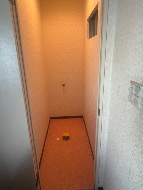 新光堂の桑名市江場の工場で和式トイレを洋式へ改修　段差解消と内装一新リフォーム工事事例の施工前の写真3