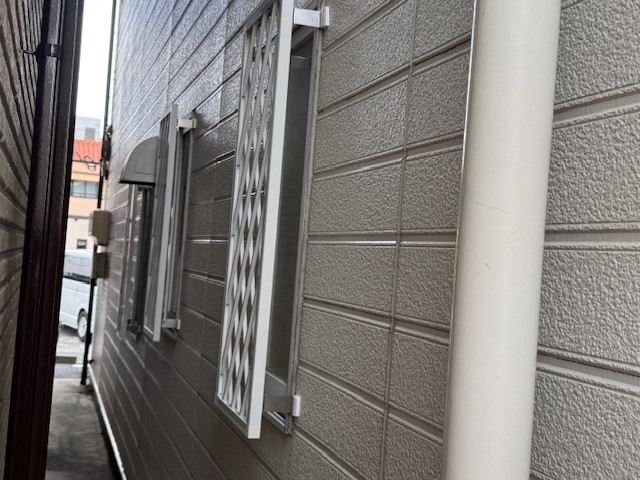 新光堂の既設窓に後付けで防犯強化｜ヒシクロス面格子取付工事【桑名市】の施工後の写真2