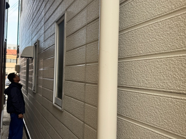 新光堂の既設窓に後付けで防犯強化｜ヒシクロス面格子取付工事【桑名市】の施工前の写真2