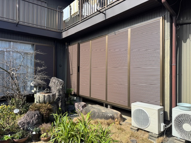 新光堂の蛇腹式横引きシャッターを雨戸一筋へ取替え施工事例の施工後の写真1