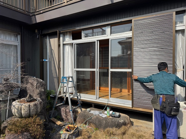 新光堂の蛇腹式横引きシャッターを雨戸一筋へ取替え施工事例の施工前の写真2