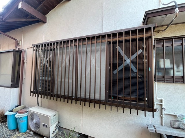 新光堂の【桑名市】一人暮らしの安心を守る出窓面格子取付工事の施工後の写真1