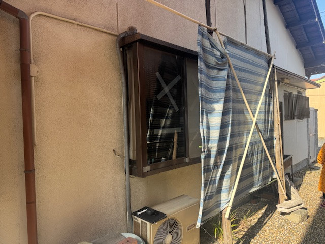 新光堂の【桑名市】一人暮らしの安心を守る出窓面格子取付工事の施工前の写真1