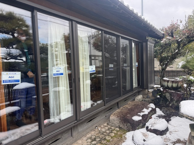 新光堂の桑名市・通り沿い北側縁側サッシ8枚を防犯ペアガラス交換工事の施工後の写真1