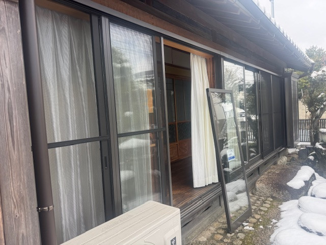 新光堂の桑名市・通り沿い北側縁側サッシ8枚を防犯ペアガラス交換工事の施工前の写真1