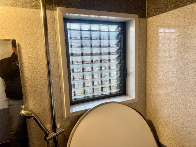 新光堂の補助金活用で快適！浴室・洗面・LDKに内窓インプラス5か所設置工事の施工前の写真1