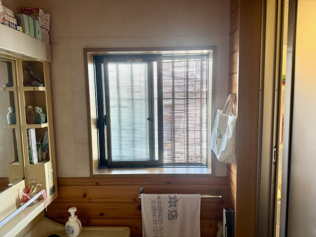 新光堂の補助金活用で快適！浴室・洗面・LDKに内窓インプラス5か所設置工事の施工前の写真3