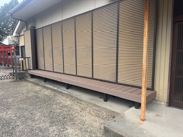 新光堂の自治会集会所の縁台を人工木デッキへ交換　腐食解消工事の施工後の写真1