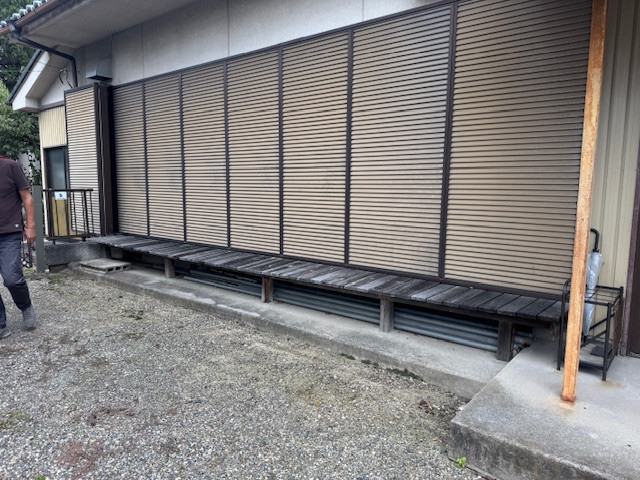 新光堂の自治会集会所の縁台を人工木デッキへ交換　腐食解消工事の施工前の写真1