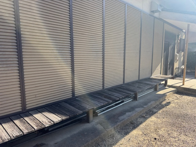 新光堂の自治会集会所の縁台を人工木デッキへ交換　腐食解消工事の施工前の写真2