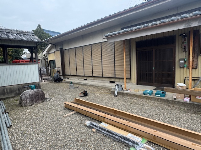 新光堂の自治会集会所の縁台を人工木デッキへ交換　腐食解消工事の施工前の写真3