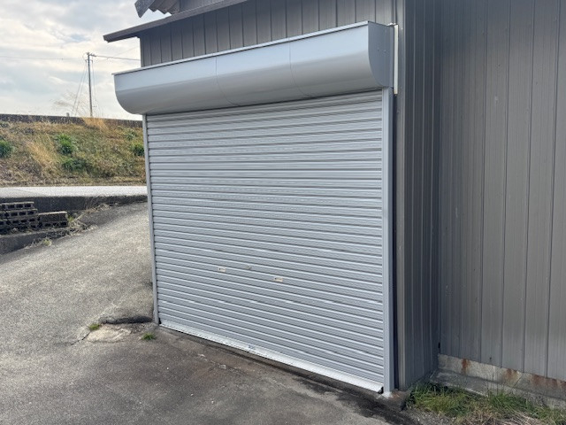 新光堂の重く開閉困難になった老朽化ガレージ車庫シャッターを安全快適に交換工事の施工後の写真1
