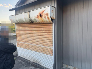 新光堂の重く開閉困難になった老朽化ガレージ車庫シャッターを安全快適に交換工事の施工前の写真1