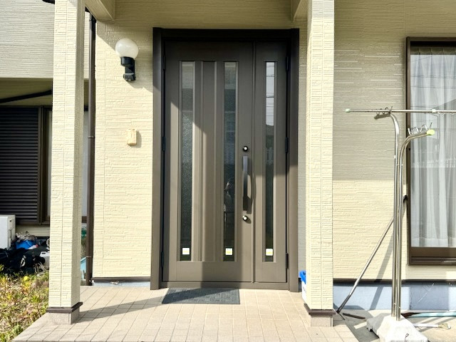 新光堂の経年劣化した玄関ドアを防犯ガラス仕様の新しい玄関ドアへ交換（の施工後の写真1