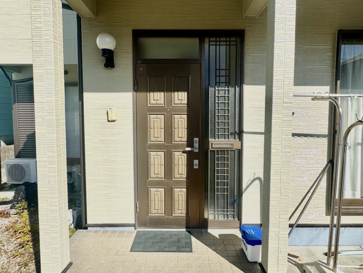 新光堂の経年劣化した玄関ドアを防犯ガラス仕様の新しい玄関ドアへ交換（の施工前の写真1