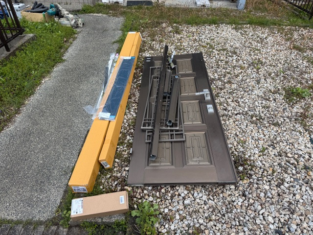 新光堂の経年劣化した玄関ドアを防犯ガラス仕様の新しい玄関ドアへ交換（の施工前の写真2