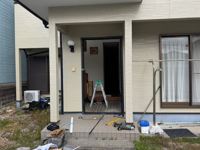 新光堂の経年劣化した玄関ドアを防犯ガラス仕様の新しい玄関ドアへ交換（の施工前の写真3