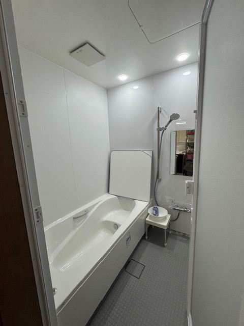 新光堂のユニットバスからユニットバスへ交換、リクシル暖かパックで寒さ解消の浴室リフォーム工事の施工後の写真1