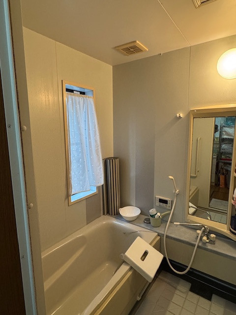 新光堂のユニットバスからユニットバスへ交換、リクシル暖かパックで寒さ解消の浴室リフォーム工事の施工前の写真1