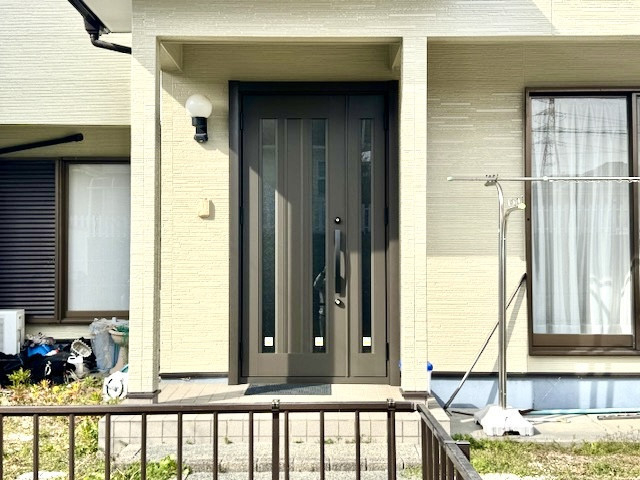 新光堂の玄関ドアリフォームと門扉立て付け調整工事｜桑名市施工事例の施工後の写真1
