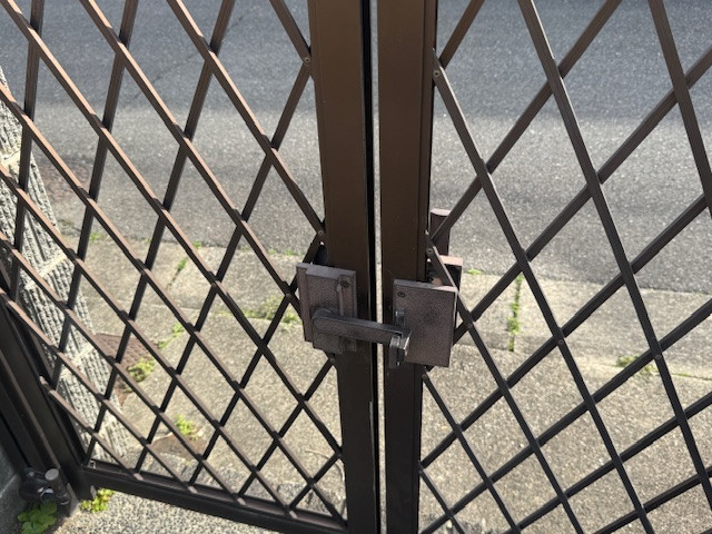 新光堂の玄関ドアリフォームと門扉立て付け調整工事｜桑名市施工事例の施工後の写真2