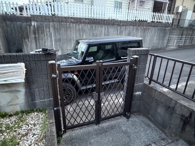 新光堂の玄関ドアリフォームと門扉立て付け調整工事｜桑名市施工事例の施工前の写真1