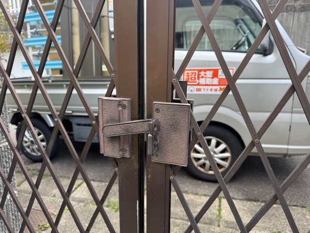 新光堂の玄関ドアリフォームと門扉立て付け調整工事｜桑名市施工事例の施工前の写真2