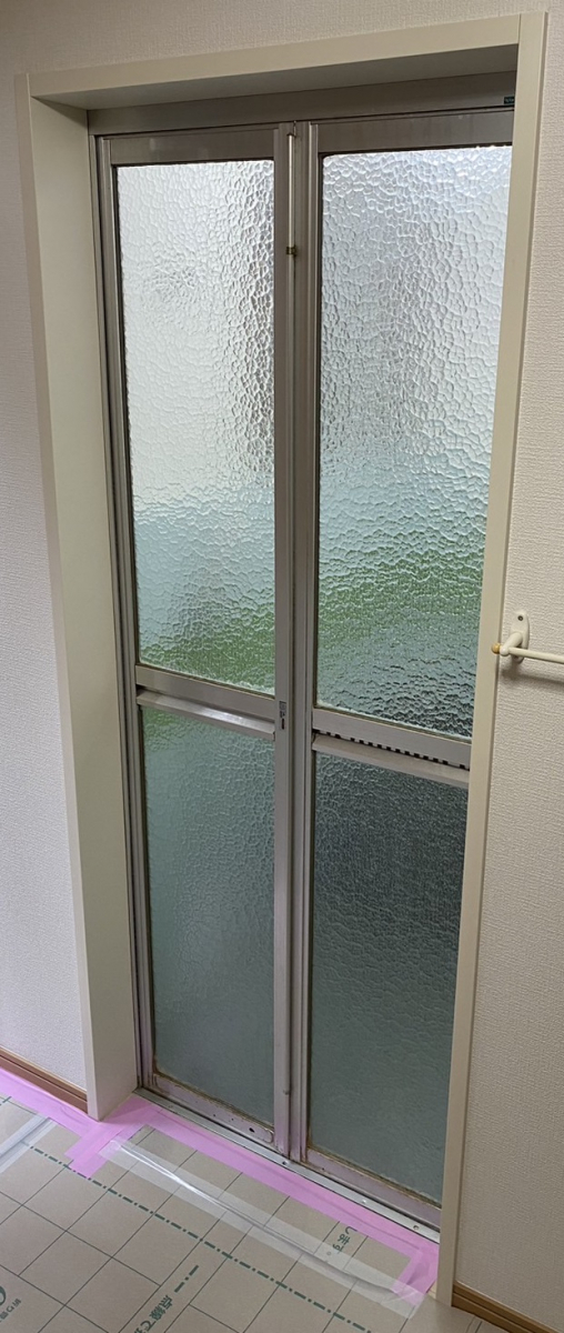 東福岡トーヨー住器の浴室ドアをカンタン交換！の施工前の写真1