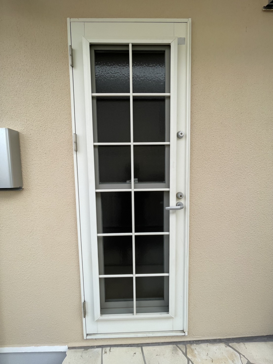 東福岡トーヨー住器の勝手口ドア交換工事　開き勝手も逆にして使いやすくの施工前の写真1