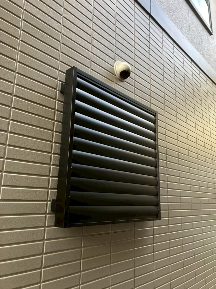 東福岡トーヨー住器の目隠し可動ルーバー取付の施工後の写真1