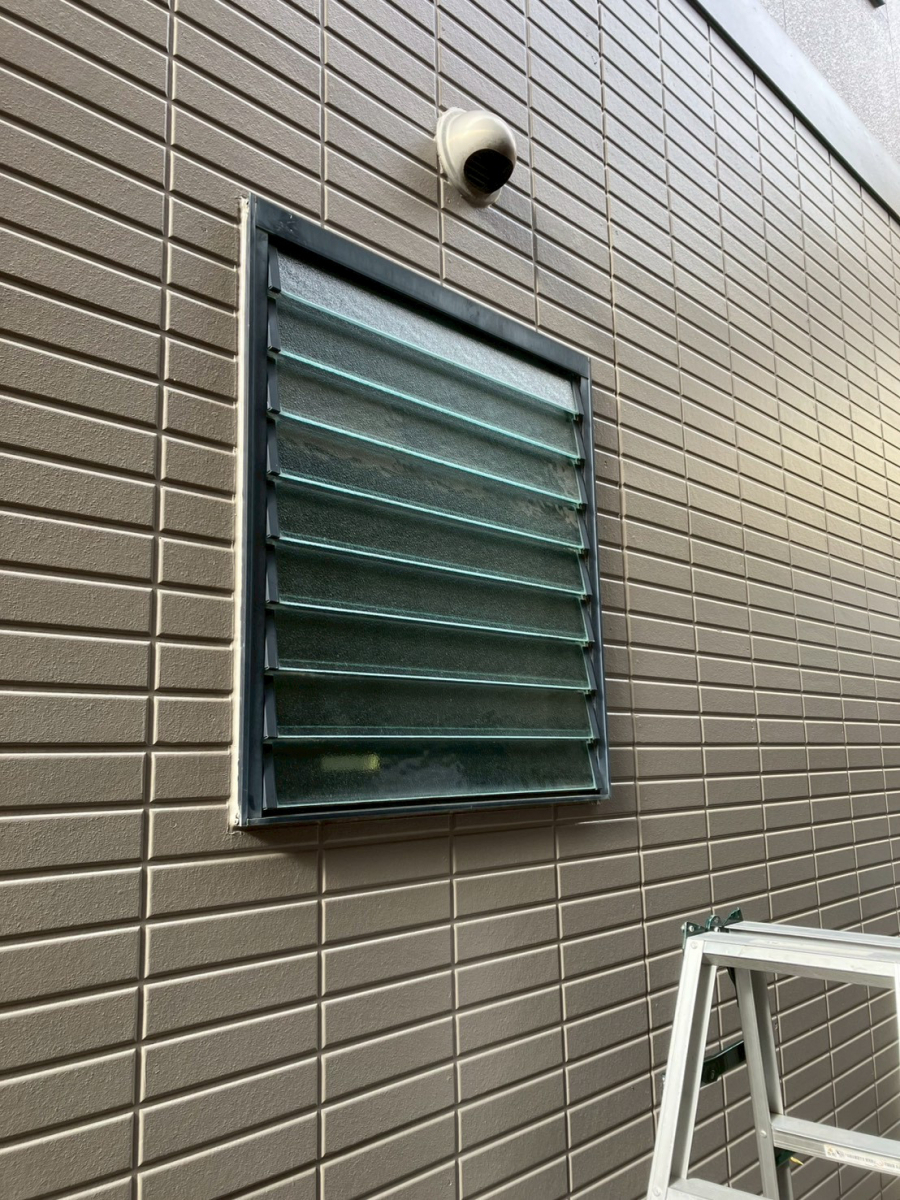 東福岡トーヨー住器の目隠し可動ルーバー取付の施工前の写真1