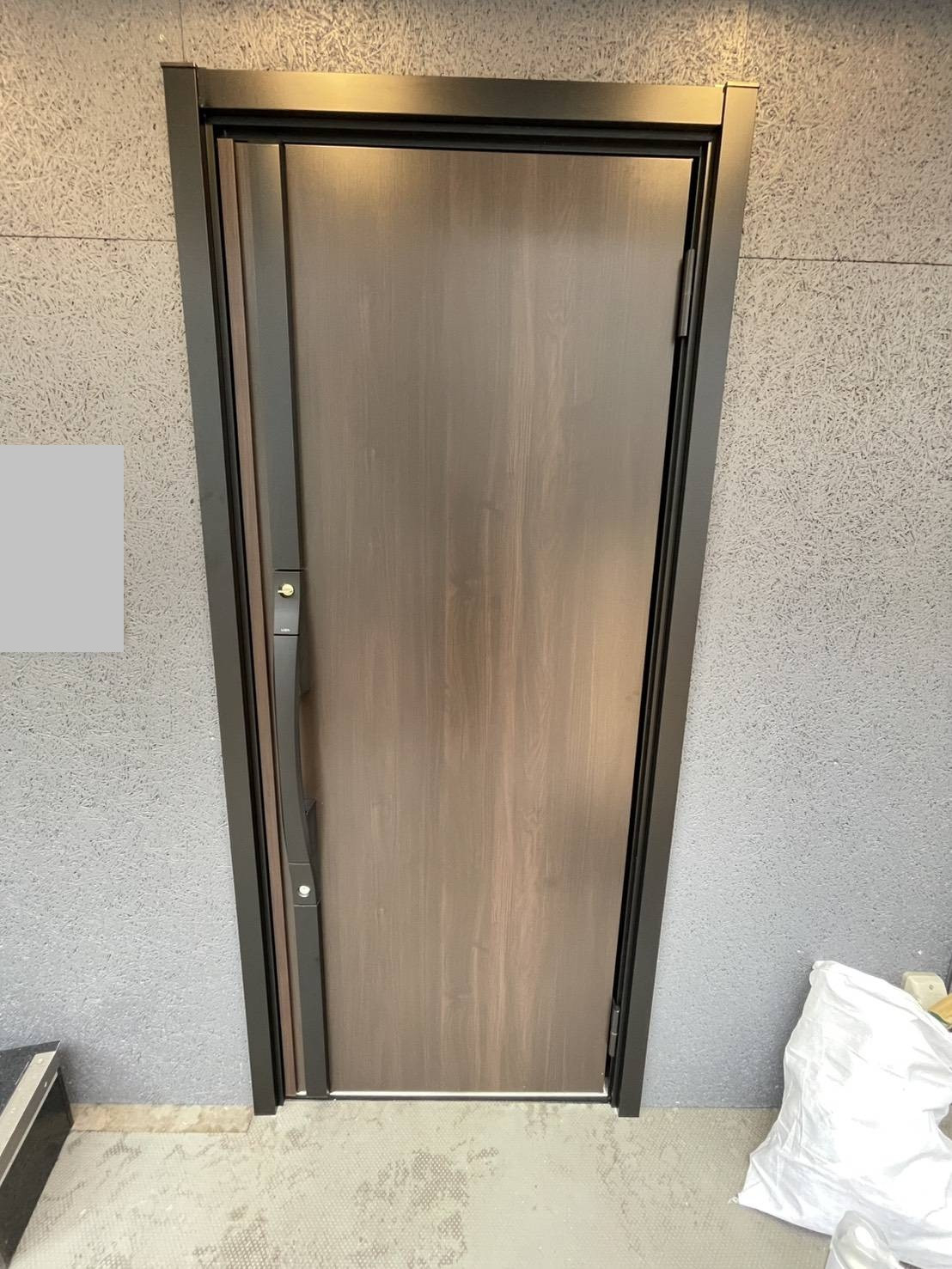 東福岡トーヨー住器のたった1日で新しい玄関に！簡単・スピーディなドアリフォームの施工後の写真1