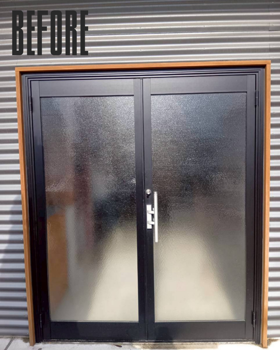 パートナー鷹取店の半日で終了！？〜玄関ドア〜【横須賀市】の施工前の写真1