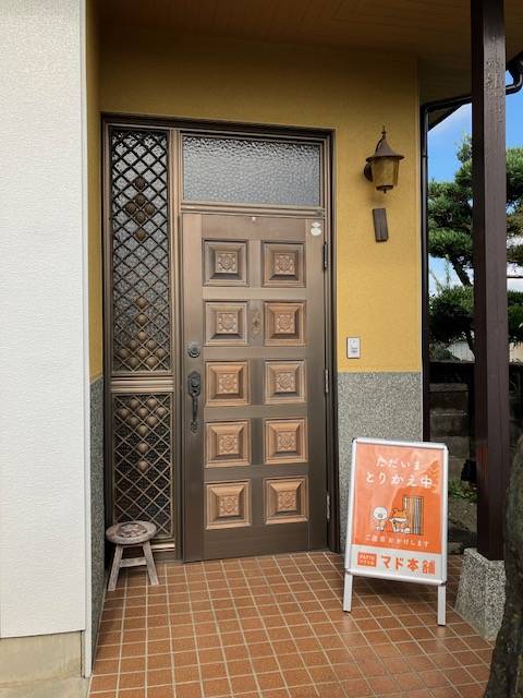 まどありー。本庄本店の1day玄関リフォームの施工前の写真1