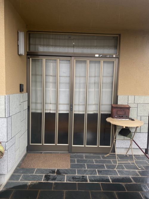 まどありー。本庄本店の埼玉県本庄市 1dayリフォーム玄関ドア引き戸LIXILリシェント工事の施工前の写真1