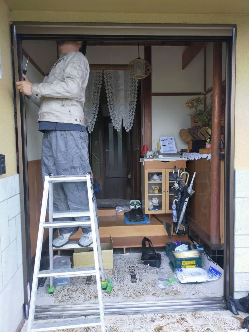 まどありー。本庄本店の埼玉県本庄市 1dayリフォーム玄関ドア引き戸LIXILリシェント工事の施工前の写真2