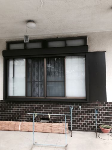 まどありー。本庄本店の群馬県高崎市 台風対策もスマートに。雨戸から手動シャッターへの施工後の写真1