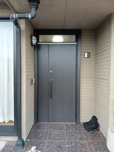 まどありー。本庄本店の【補助金対象商品】群馬県伊勢崎市 夏の風を呼び込むリシェント玄関ドアで涼やかな暮らしへの施工後の写真1