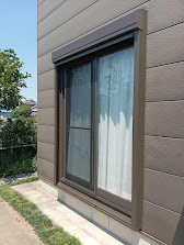 まどありー。本庄本店の群馬県伊勢崎市　台風前に！我が家を守るリフォームシャッターの施工後の写真1