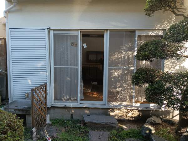 まどありー。本庄本店の【補助金対象商品】埼玉県本庄市　LIXILリプラスで4枚建てサッシをシャッター付きにアップデート！の施工前の写真1