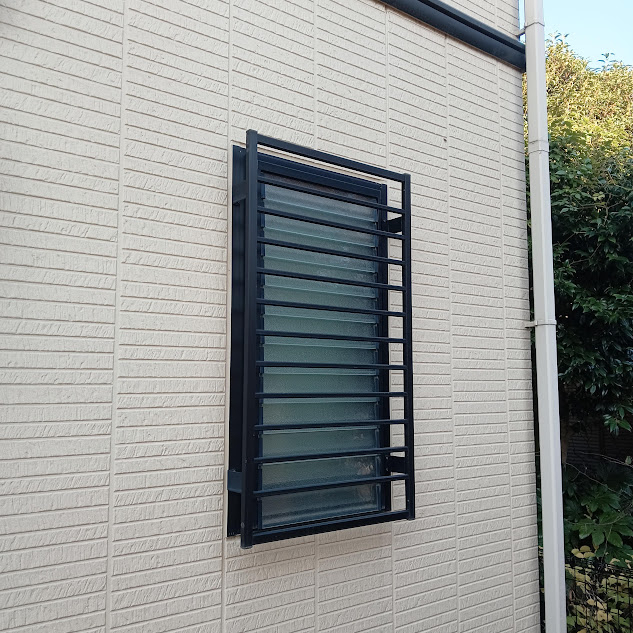 まどありー。本庄本店の【補助金対象商品】埼玉県本庄市　ルーバー窓から快適窓へ。LIXIL「リプラス」たてすべり窓に交換！の施工前の写真1