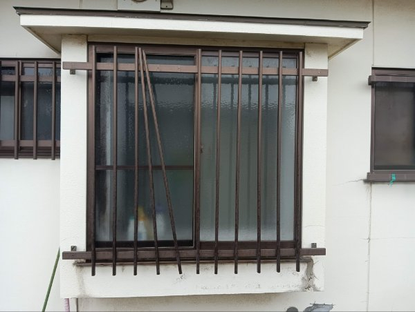 まどありー。本庄本店の埼玉県本庄市　破損した面格子を新しく交換の施工前の写真1