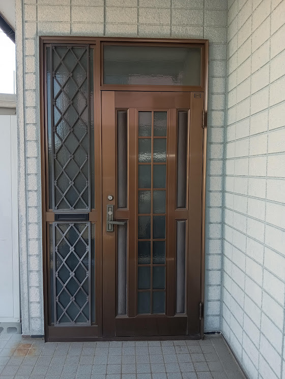 まどありー。本庄本店の群馬県高崎市　毎日の出入りが快適に。断熱ドアで玄関リフォームの施工前の写真1