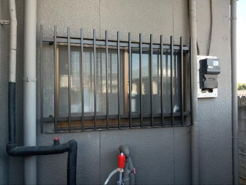 まどありー。本庄本店の群馬県伊勢崎市　窓の防犯対策に◎LIXIL後付け面格子を新規取付の施工後の写真1