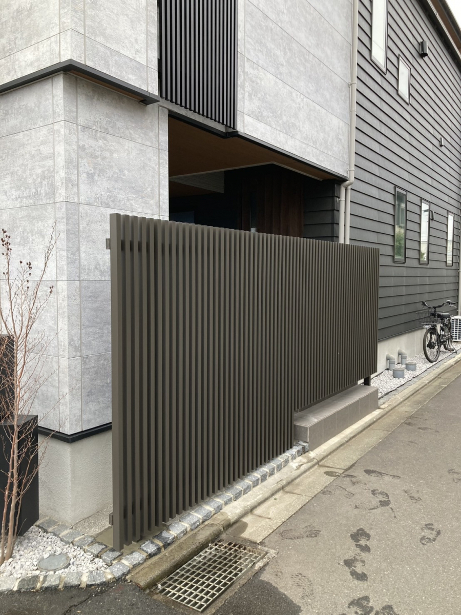 タケヒラトーヨーの”コートラインⅡ”施工例　伊東市　フェンスリフォームの施工後の写真1