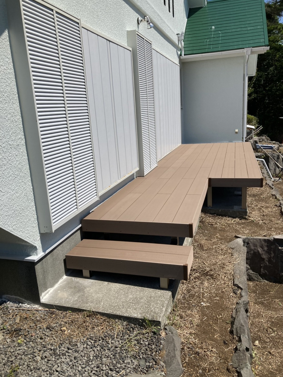 タケヒラトーヨーの”人工木デッキ レストステージ”施工例 伊東市 リフォームの施工後の写真1