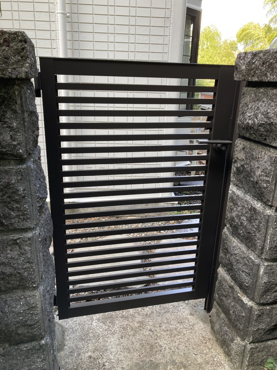 タケヒラトーヨーの”開き門扉AB　YR3型片開き”施工例　熱海市　リフォームの施工後の写真1