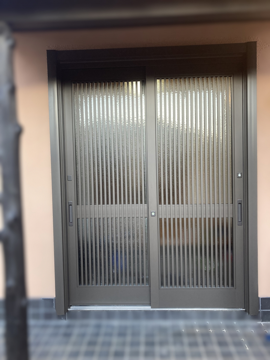 タケヒラトーヨーの”リシェント”施工例　伊東市　玄関引き戸リフォームの施工後の写真1